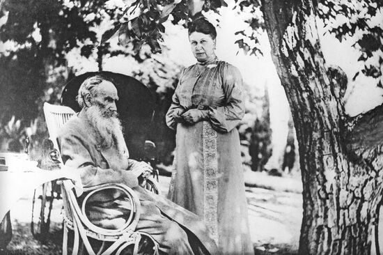 Писатель Лев Николаевич Толстой с женой Софьей
