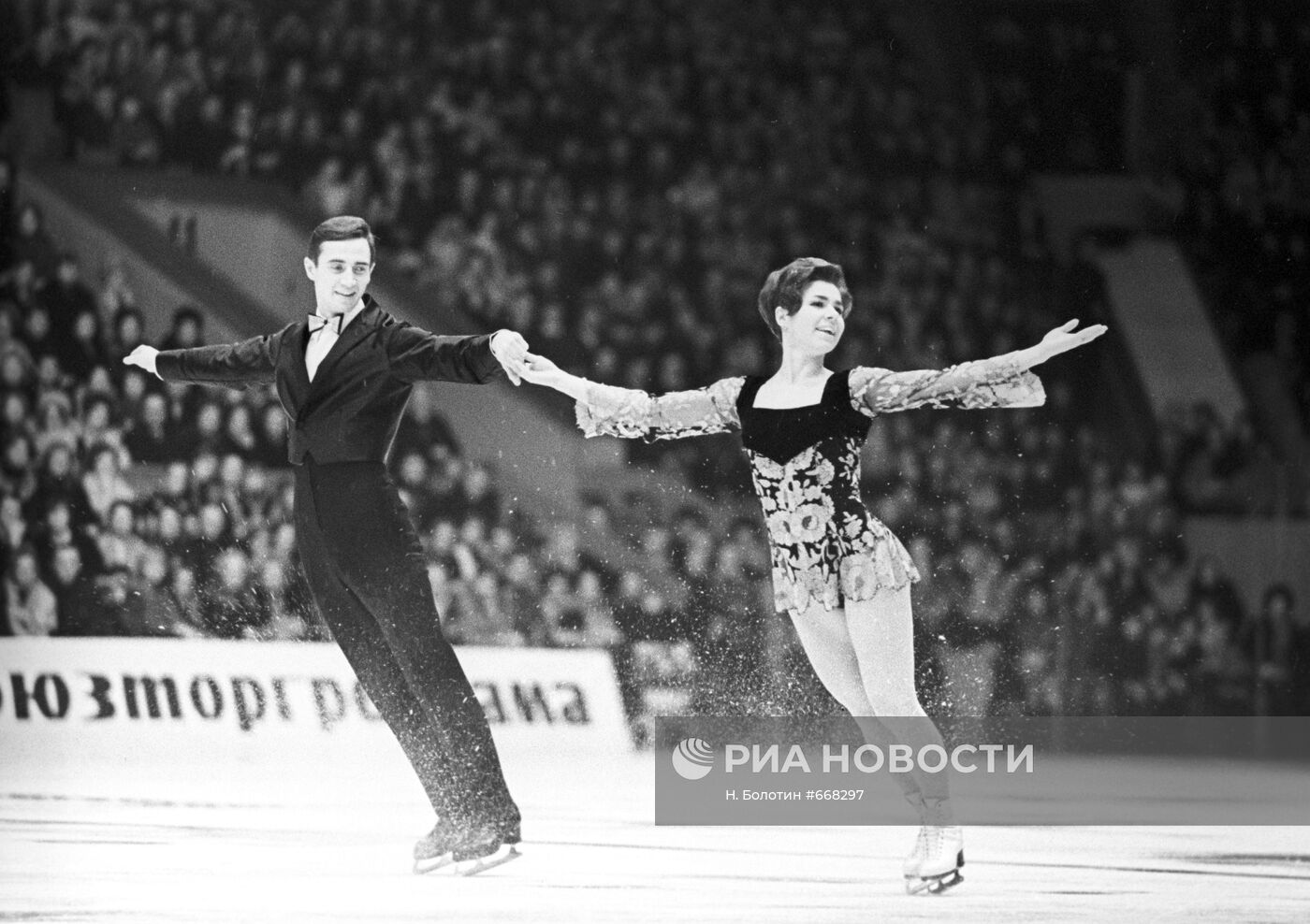 Фигуристы Людмила Пахомова и Александр Горшков