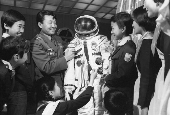 Встреча первого монгольского космонавта Ж.Гуррагча с пионерами