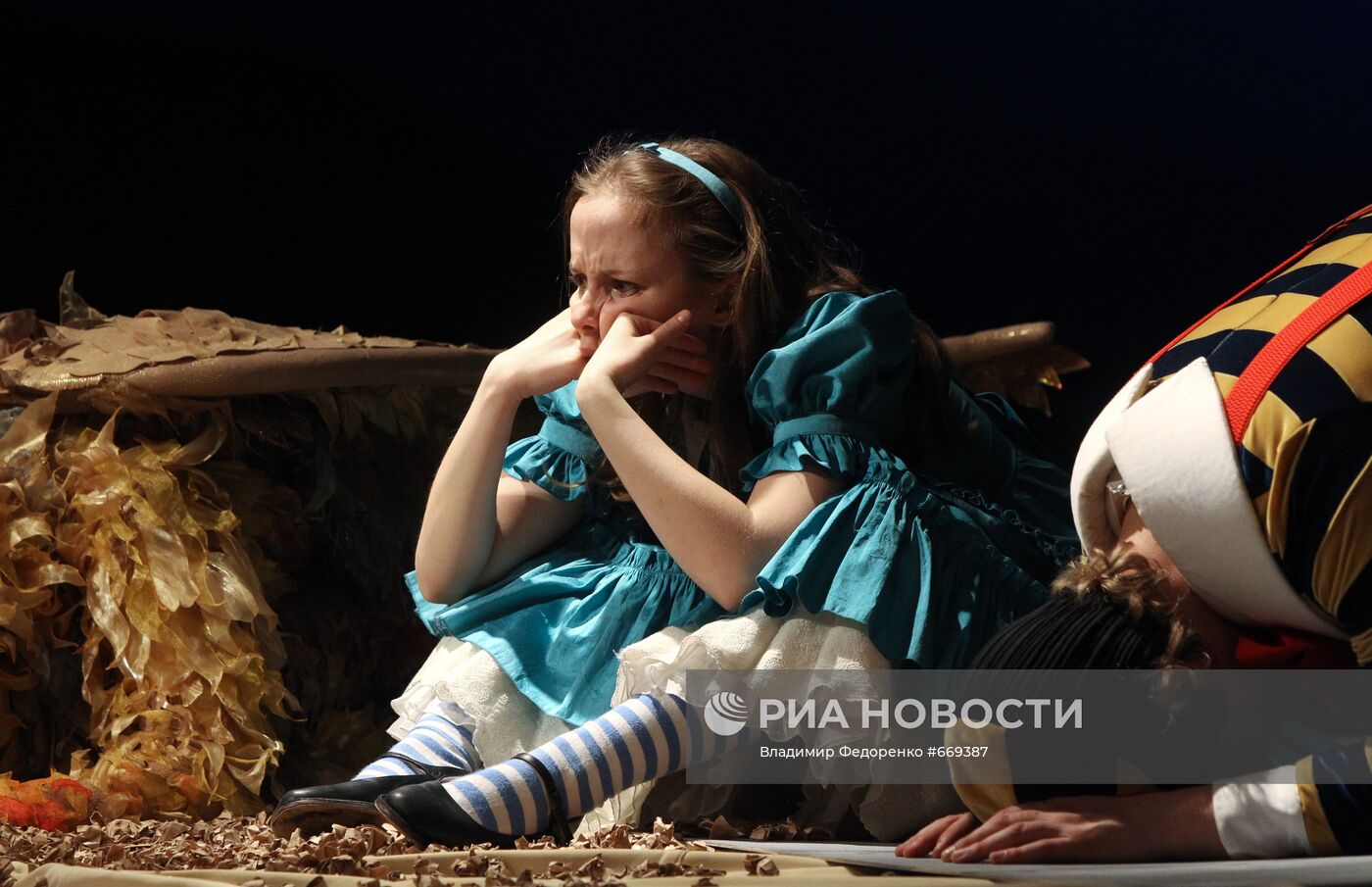 Предпремьерный показ спектакля "Алиса в Зазеркалье"