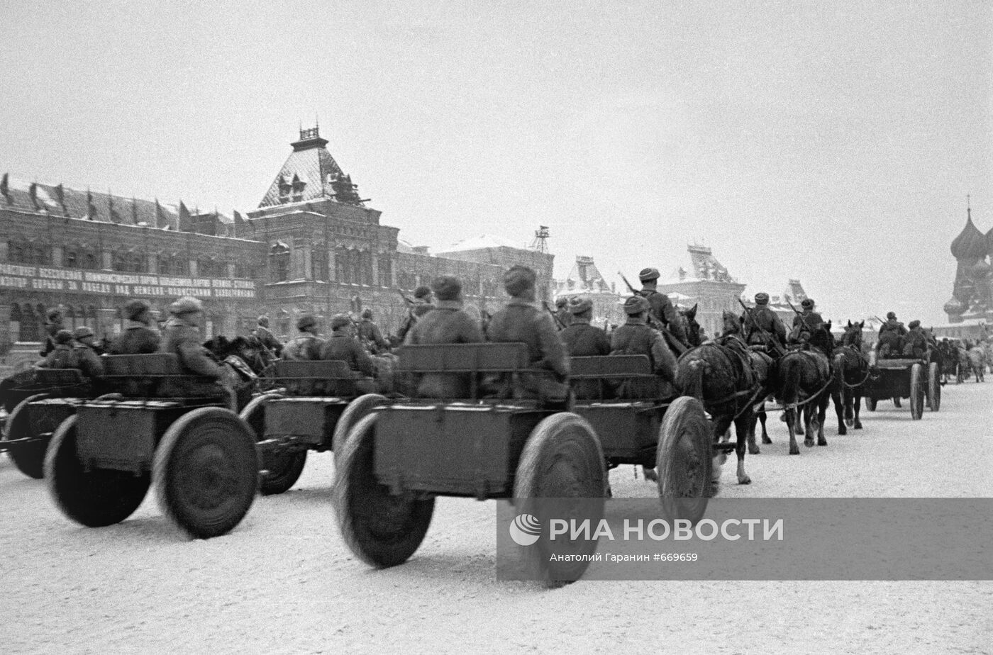 После военного парада 7 ноября 1941 года – на фронт