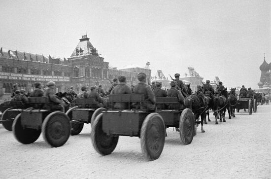 После военного парада 7 ноября 1941 года – на фронт