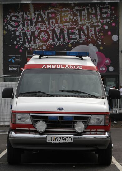 Машина "Скорой помощи" на фоне логотипа "Евровидения-2010"