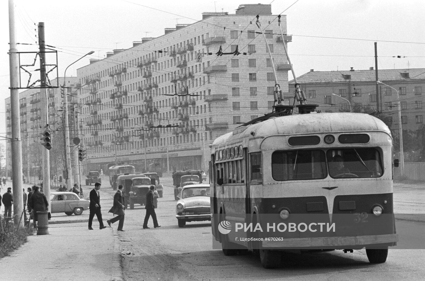 Троллейбус на улице Декабристов