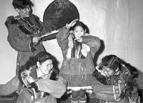 Национальные танцы под бубен