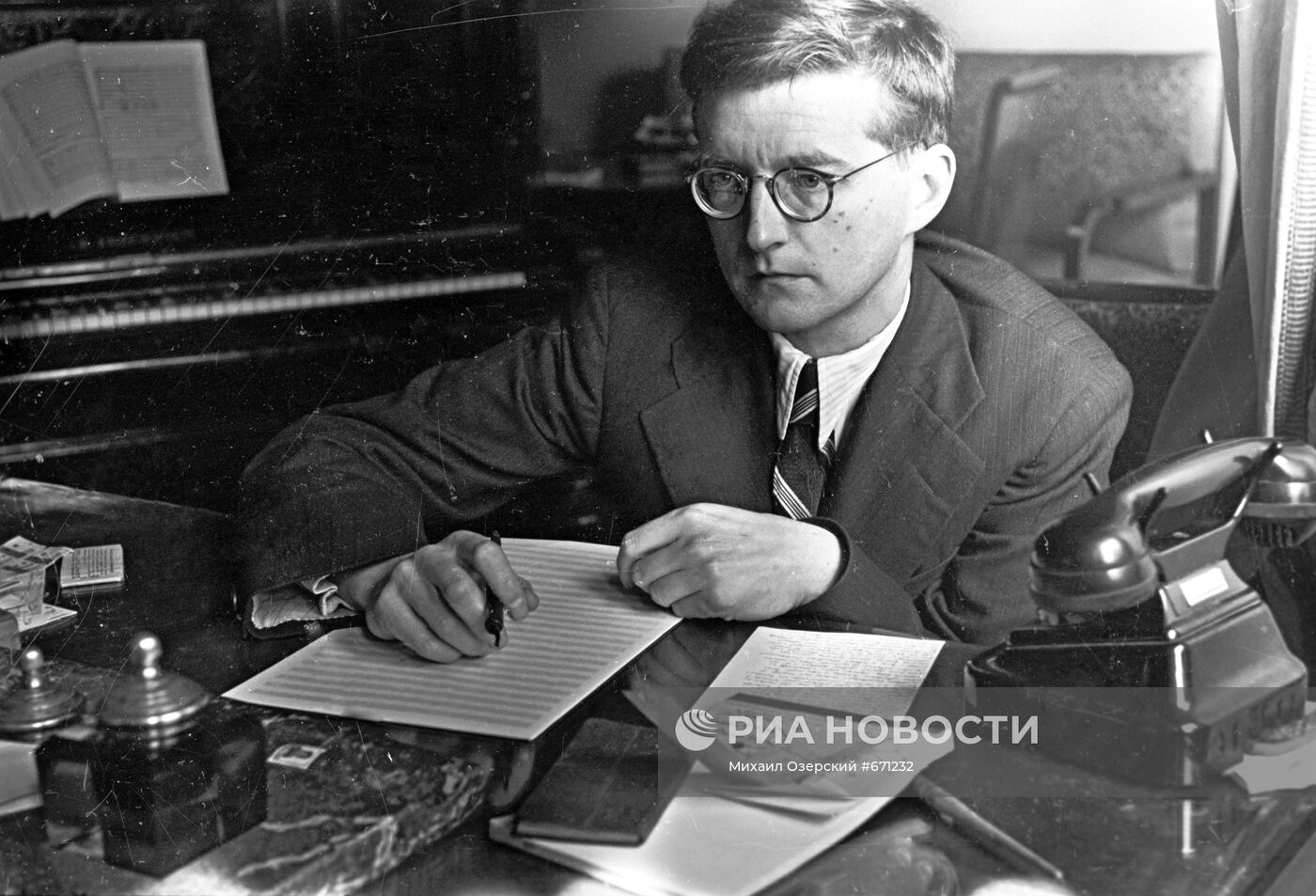 Дмитрий Шостакович во время работы