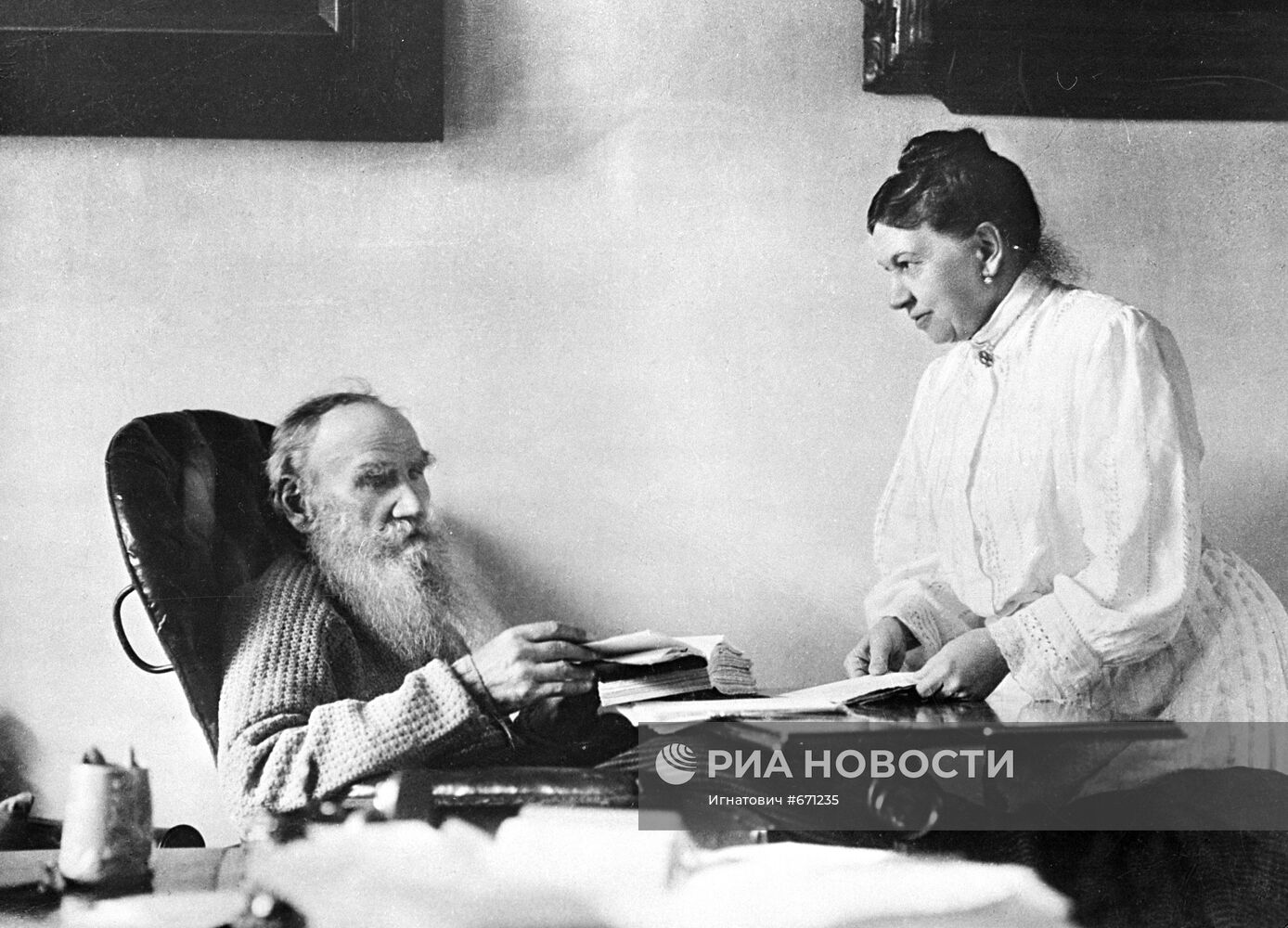 Л.Н.Толстой с женой в Ясной Поляне