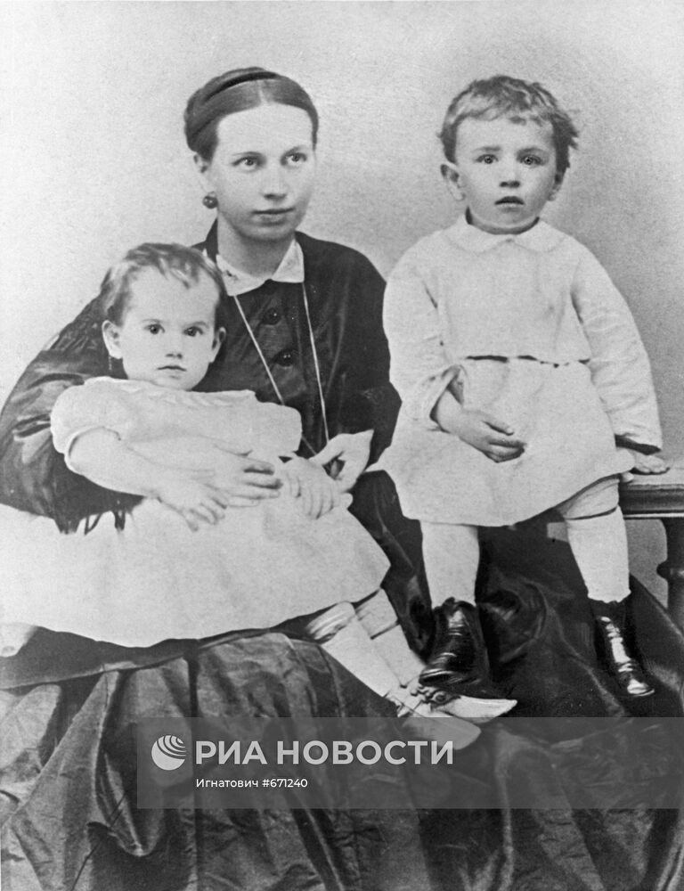 С.А.Толстая с детьми Таней и Сережей