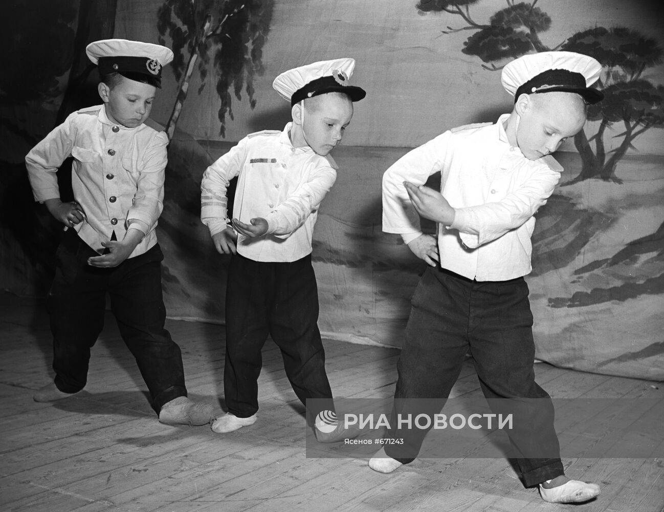 Танец моряков в исполнении мальчиков детской балетной студии