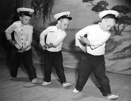Танец моряков в исполнении мальчиков детской балетной студии