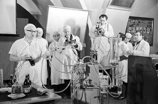 Директор института хирургии АМН СССР А.А.Вишневский