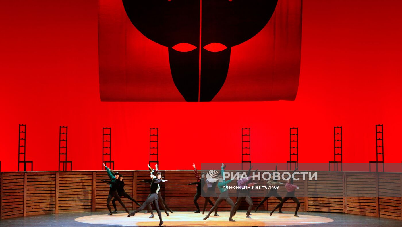 Сцена из одноактного балета Бизе-Щедрина "Кармен-сюита"