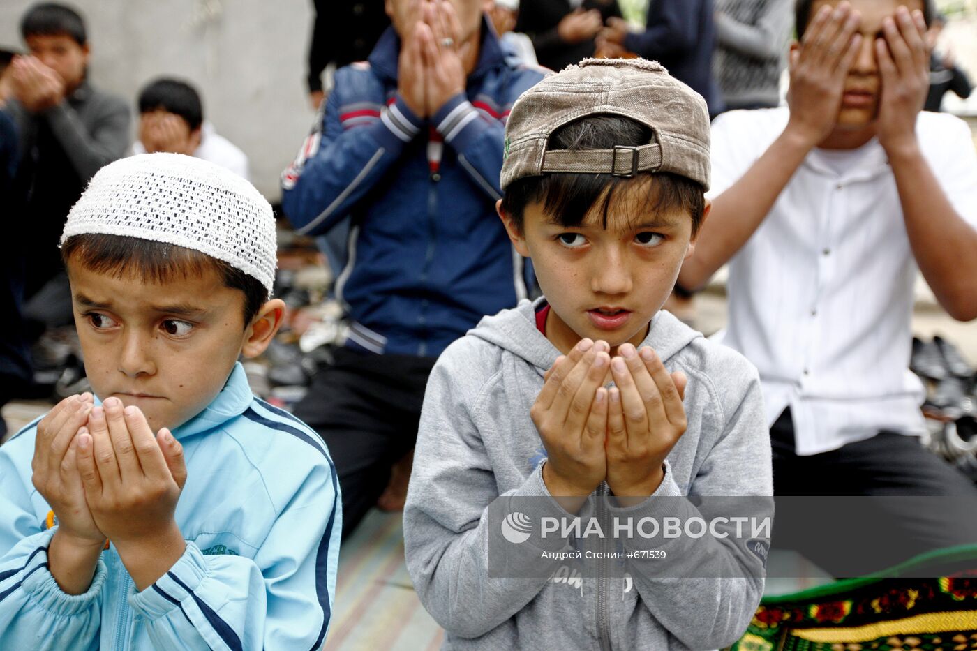 На пятничной молитве в мечети узбекской общины в Джалал-Абаде