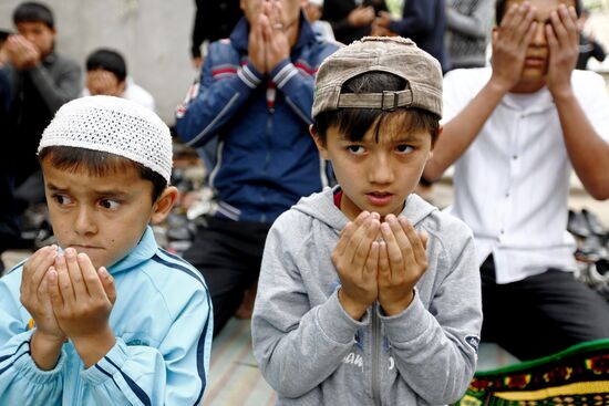 На пятничной молитве в мечети узбекской общины в Джалал-Абаде