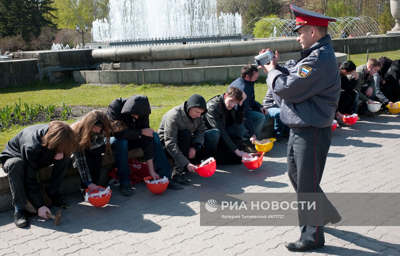 Участники флэшмоба в поддержку шахтеров Кузбасса