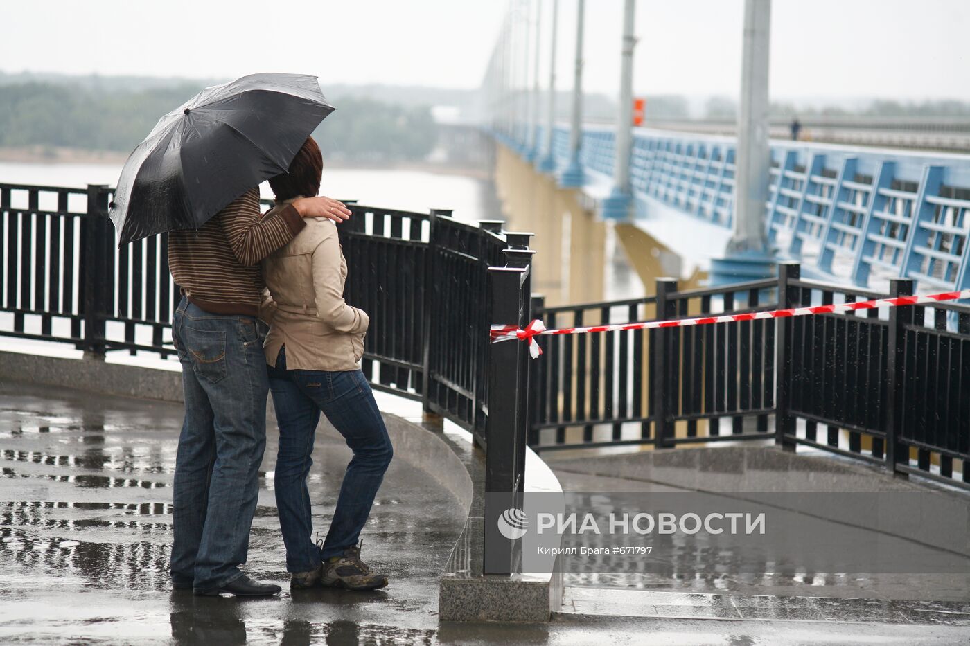 Молодые люди у моста через реку Волгу