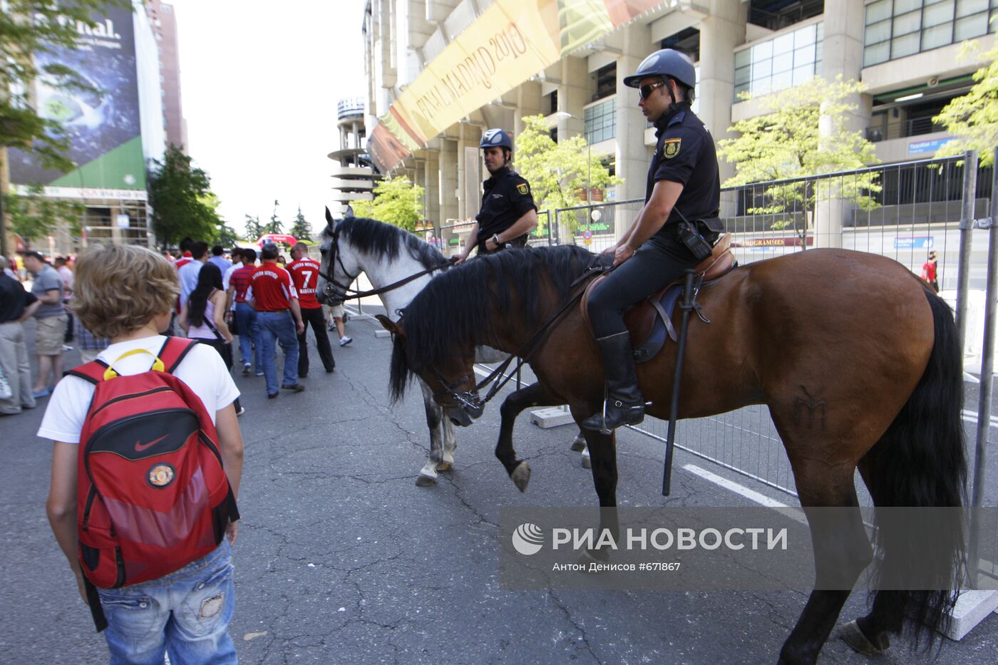 Конная полиция у стадиона "Сантьяго Бернабеу"