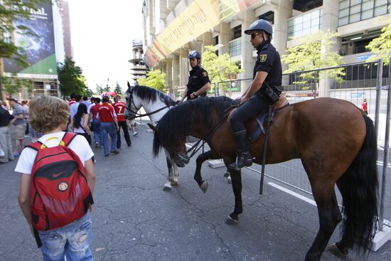 Конная полиция у стадиона "Сантьяго Бернабеу"