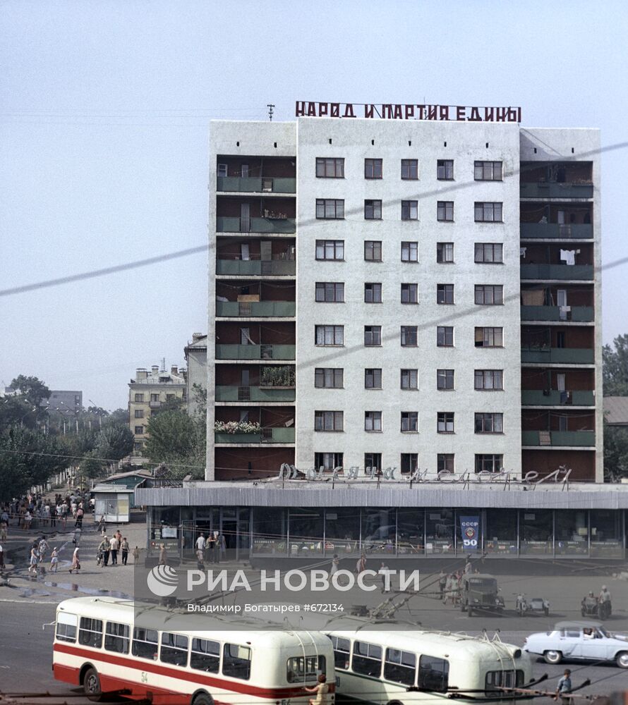 У магазина "Тысяча мелочей" в городе Тамбов