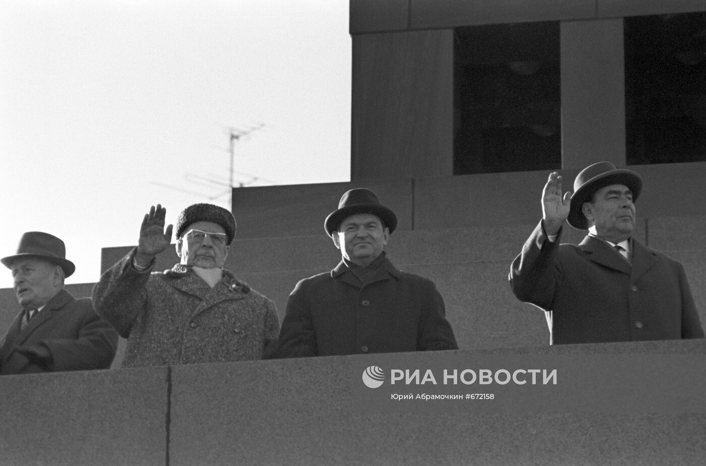 На трибуне Мавзолея В. И. Ленина