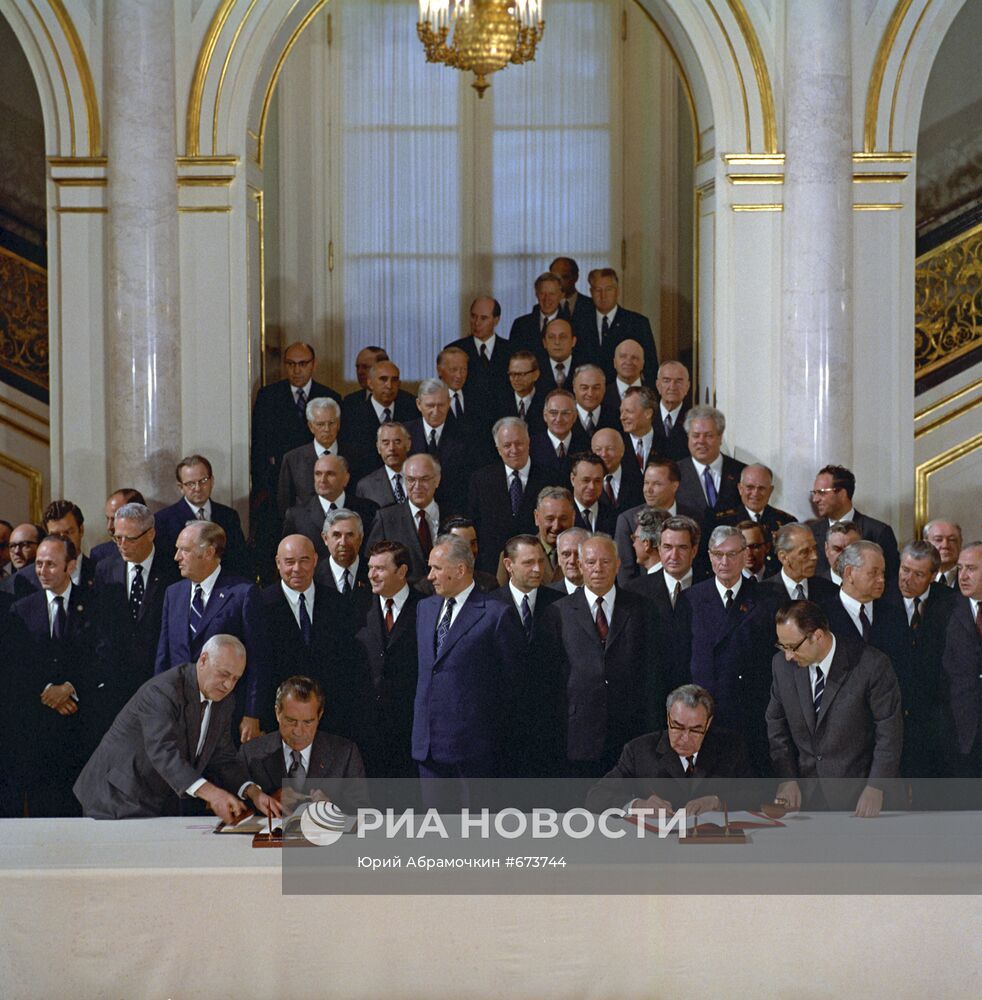 Подписание Л.И.Брежневым и Р.Никсоном совместного документа