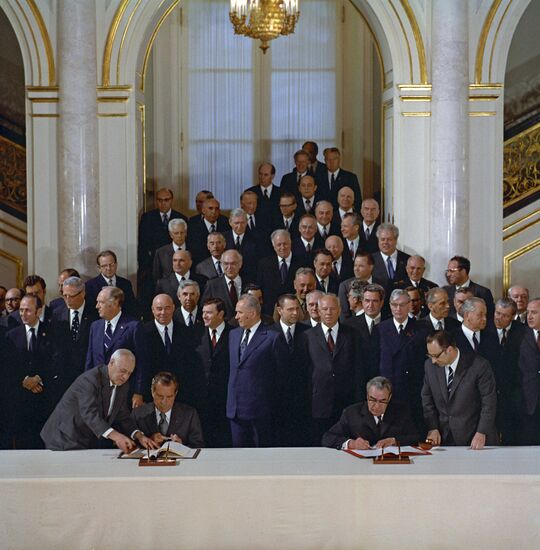 Подписание Л.И.Брежневым и Р.Никсоном совместного документа