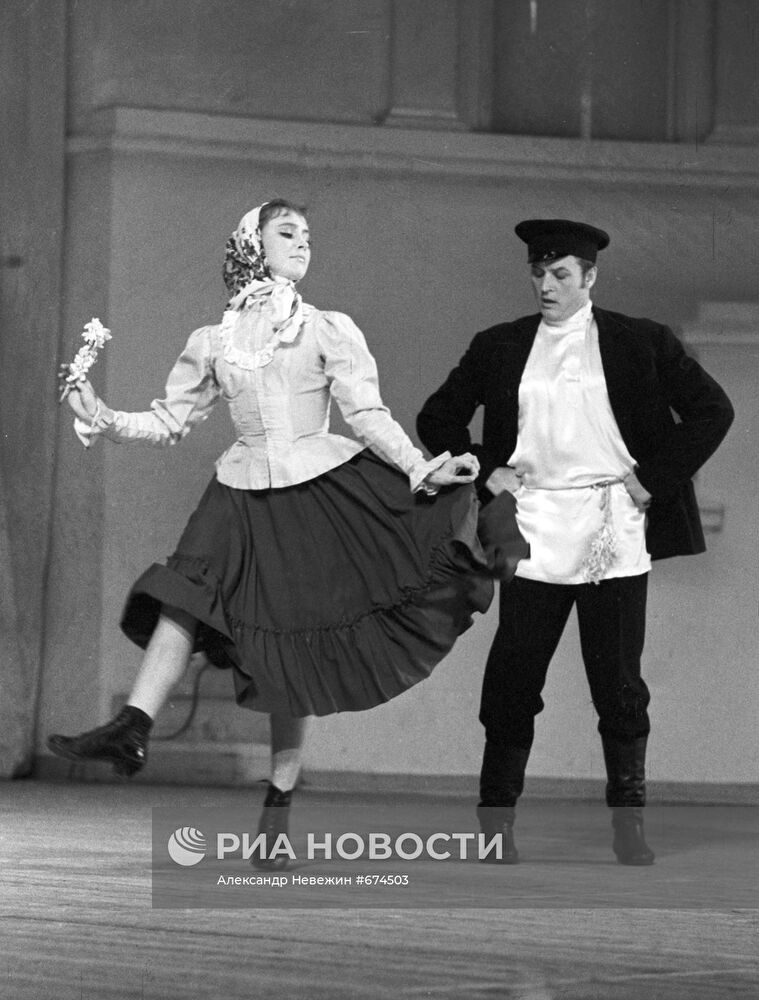 Танец из цикла "Картинки прошлого"