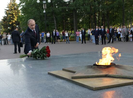 Владимир Путин возложил цветы к Вечному огню в Ижевске