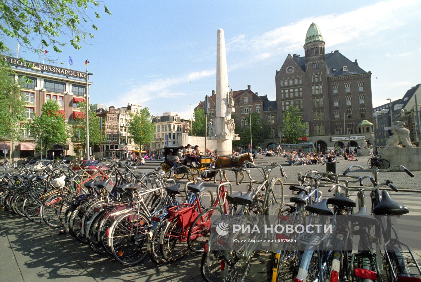 На площади Дам в Амстердаме