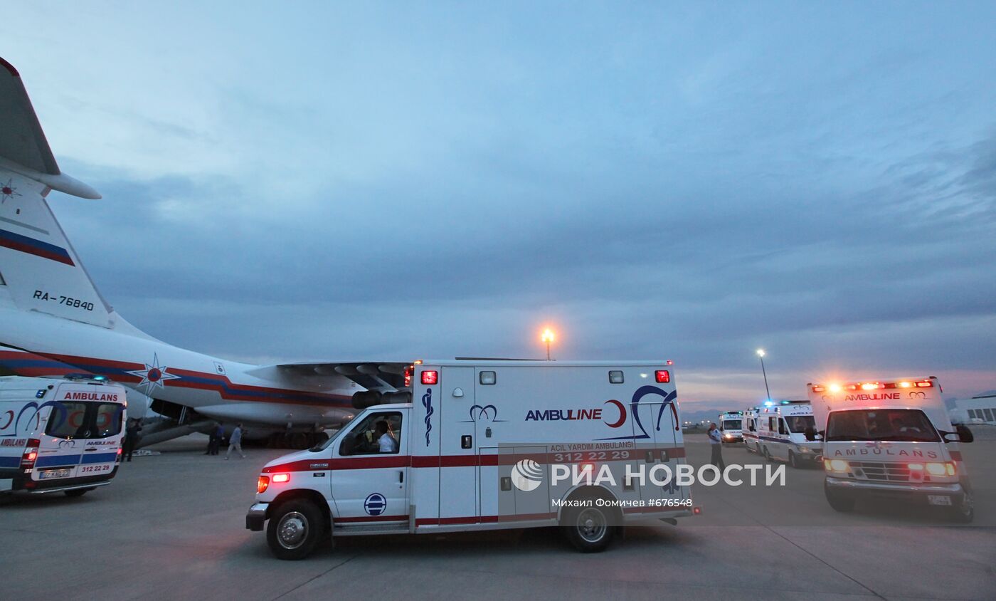 Автомобили скорой помощи в аэропорту Турции