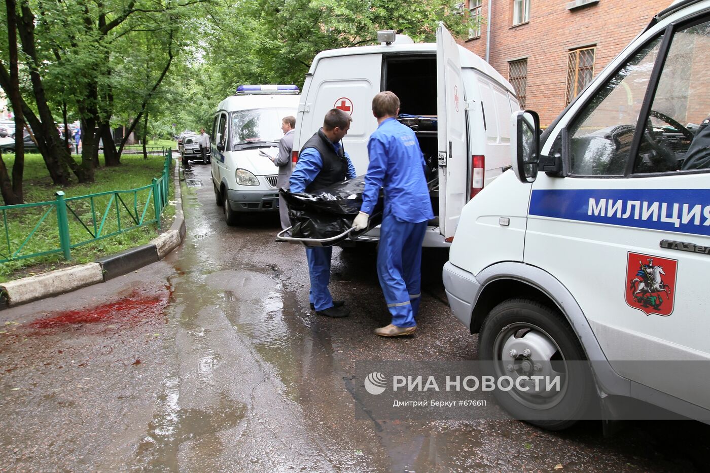 Сотрудники скорой помощи транспортируют труп мужчины | РИА Новости Медиабанк