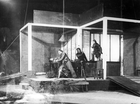 Сцена из спектакля "Шторм"