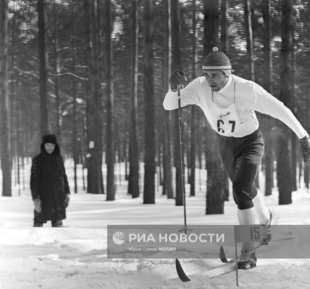 Лыжник Анатолий Акентьев