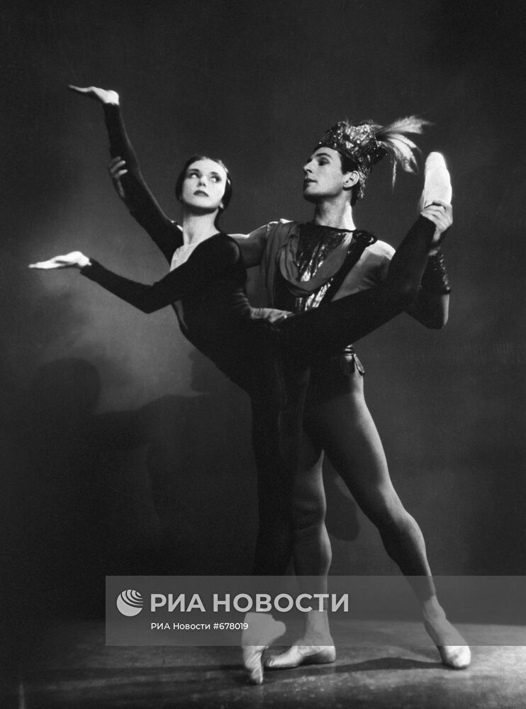 Сцена из балета "Легенда о любви"