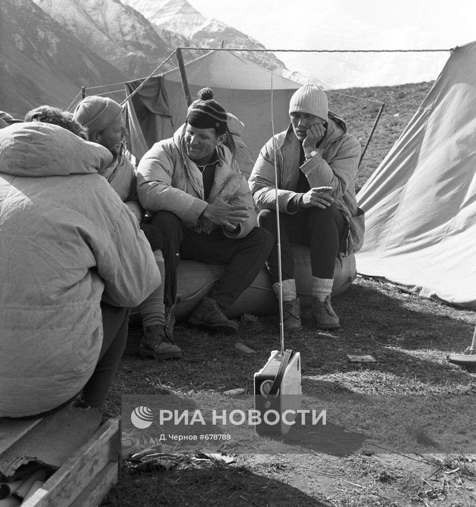 В лагере альпинистов на Памире
