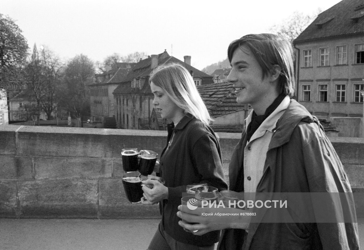 Молодежь на улице города Праги