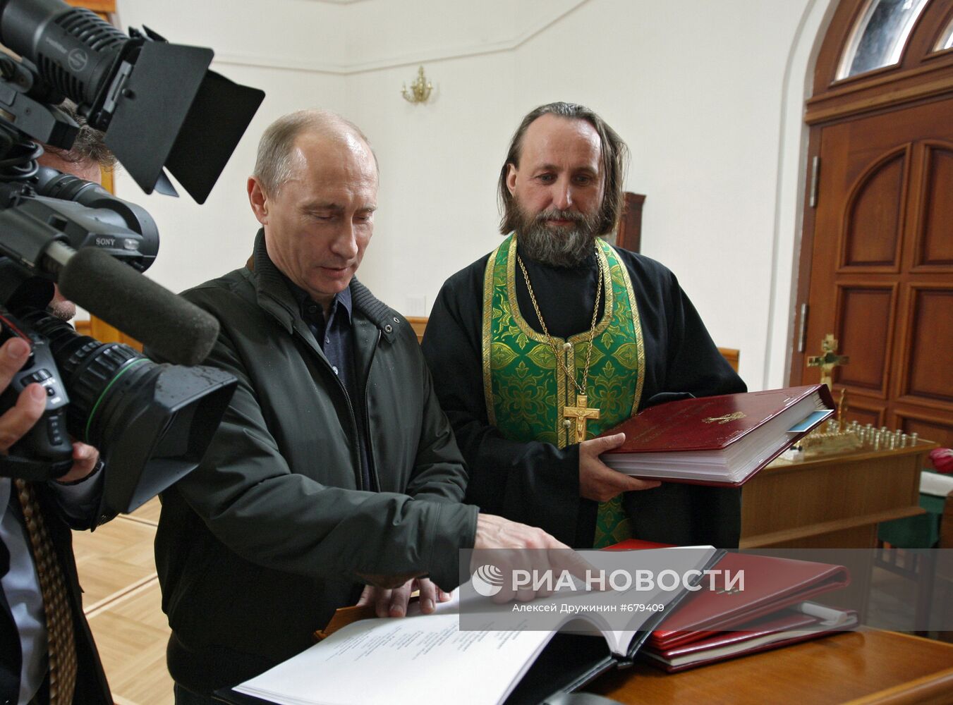 Владимир Путин посетил храм в поселке Невская Дубровка