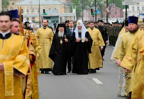 Патриах Кирилл и Патриарх Варфоломей во время крестного хода