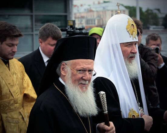 Патриах Кирилл и Патриарх Варфоломей во время крестного хода