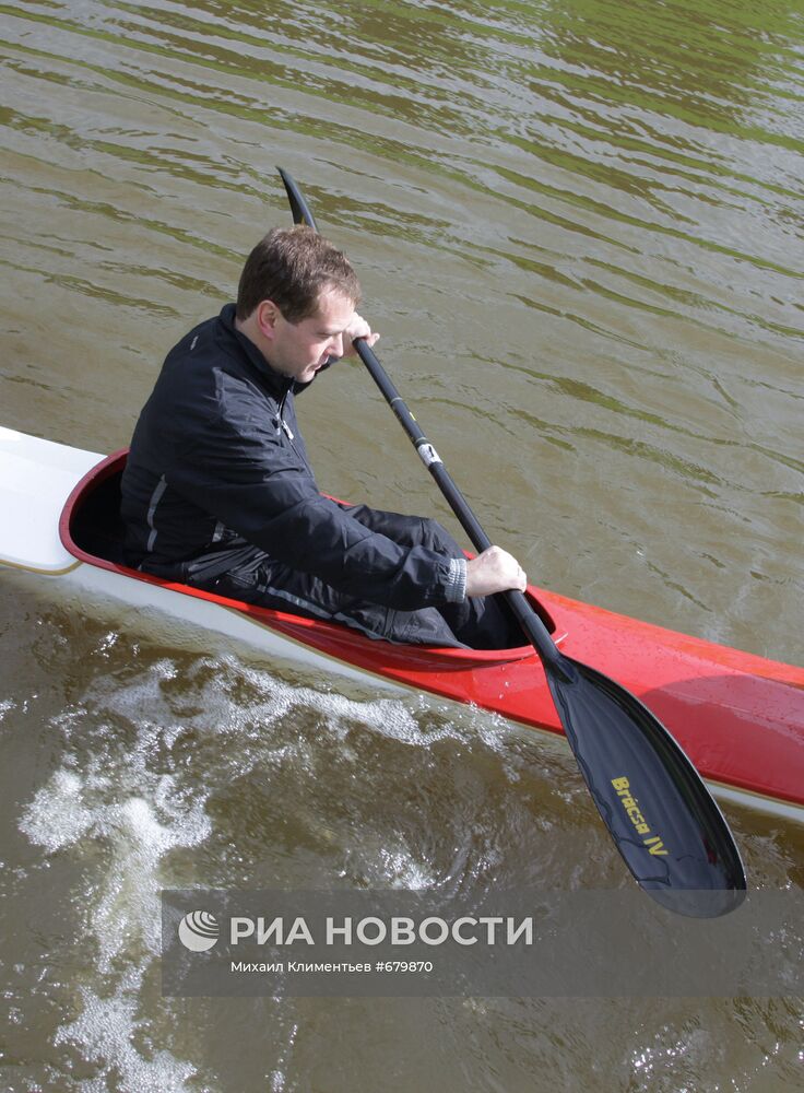 Д. Медведев на байдараке прошел дистанцию на канале в Стрельне