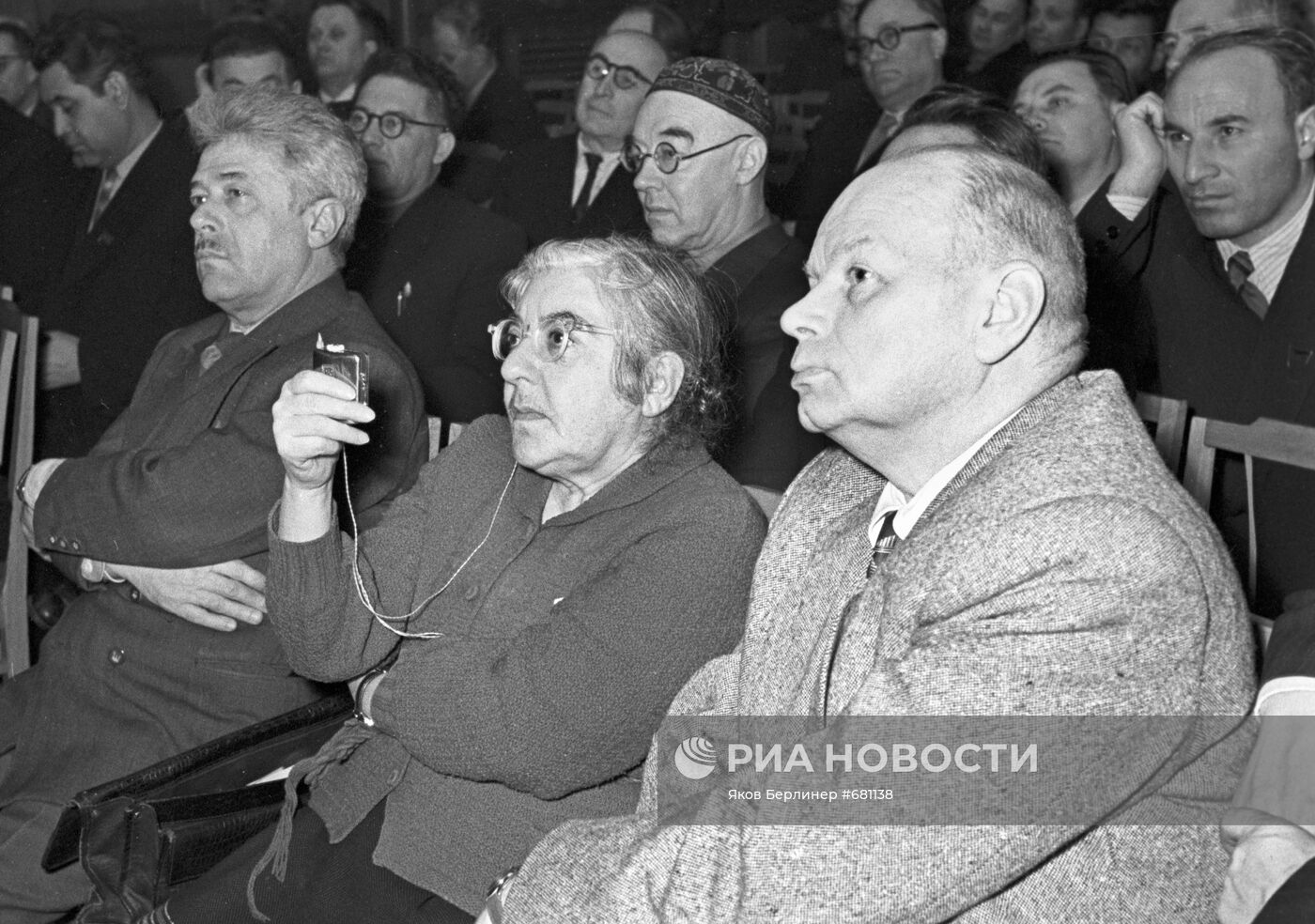 Писатели С. Кирсанов, М. Шагинян и Б. Агапов