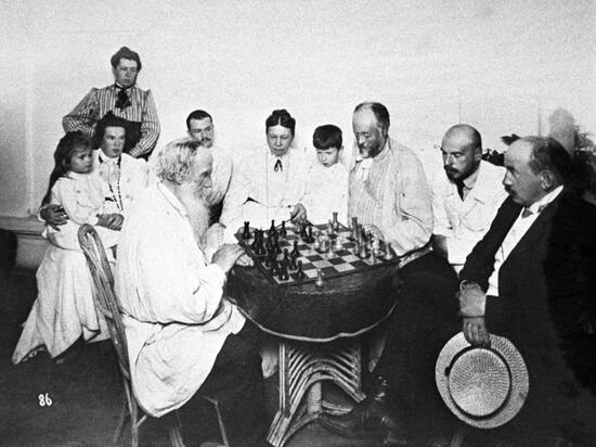 Писатель Лев Толстой играет в шахматы