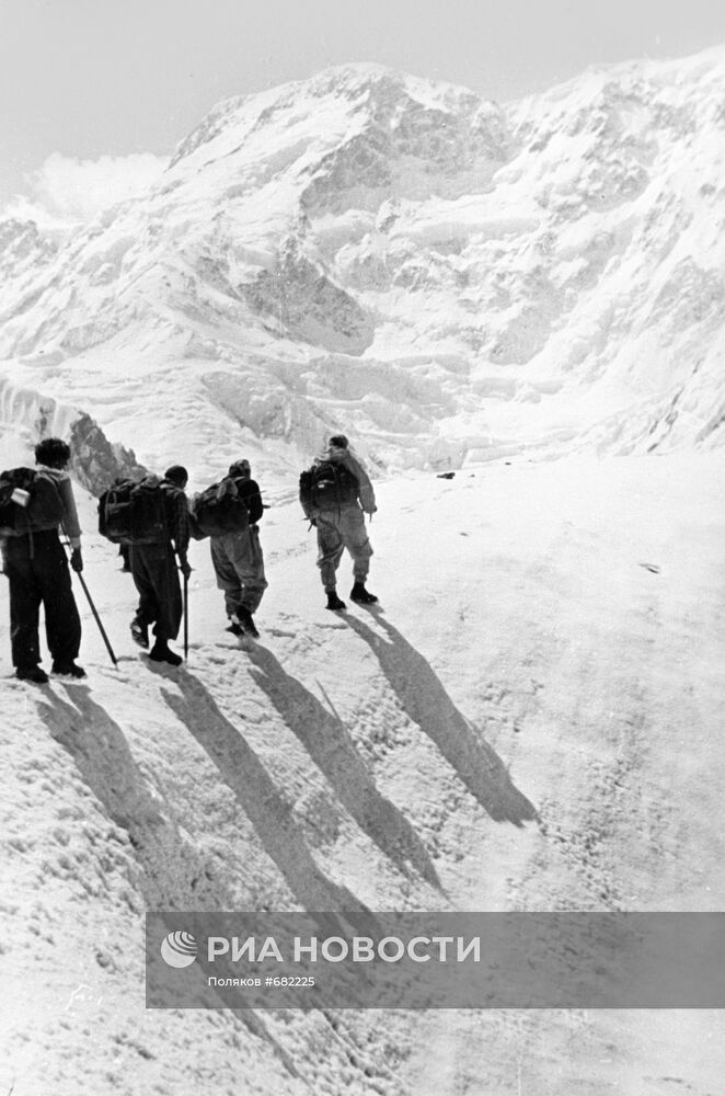 Группа альпинистов во время восхождения на пик Победы
