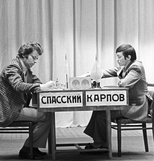 Борис Спасский и Анатолий Карпов во время матча по шахматам
