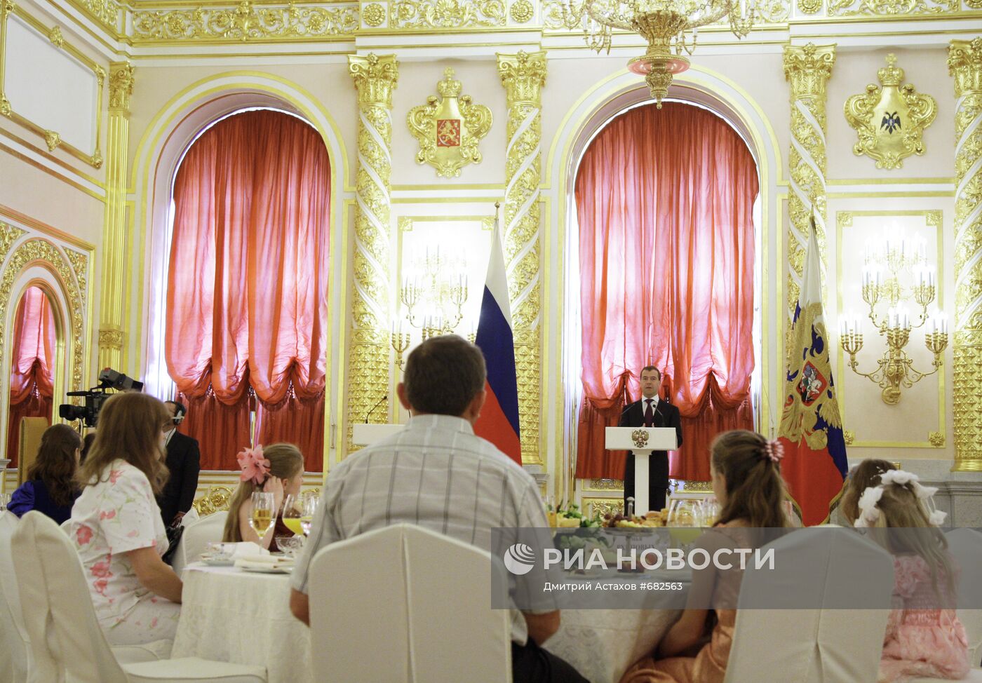 Д.Медведев вручил ордена восьми многодетным парам