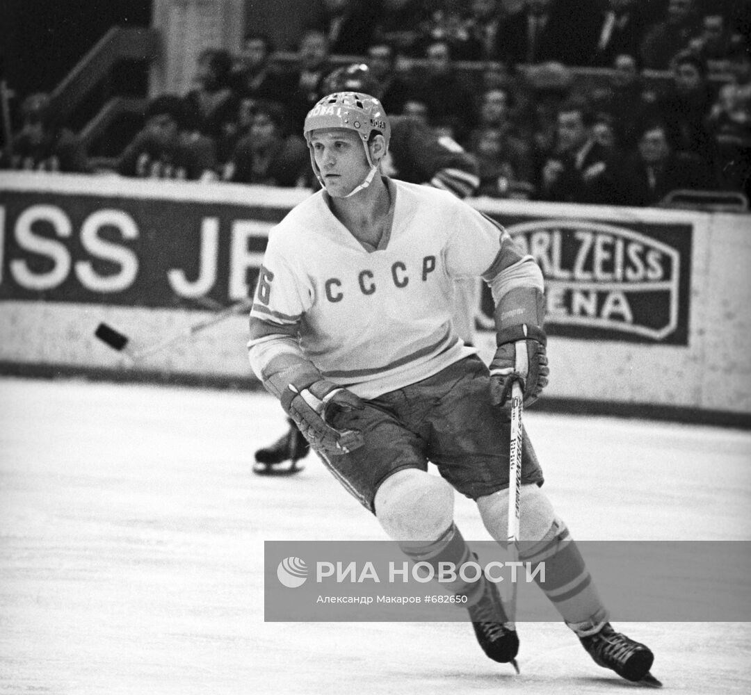 Нападающий сборной СССР Владимир Петров