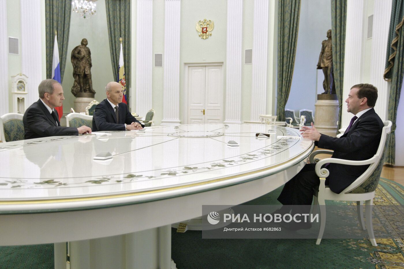 Д.Медведев провел встречу с главами КС России и Украины