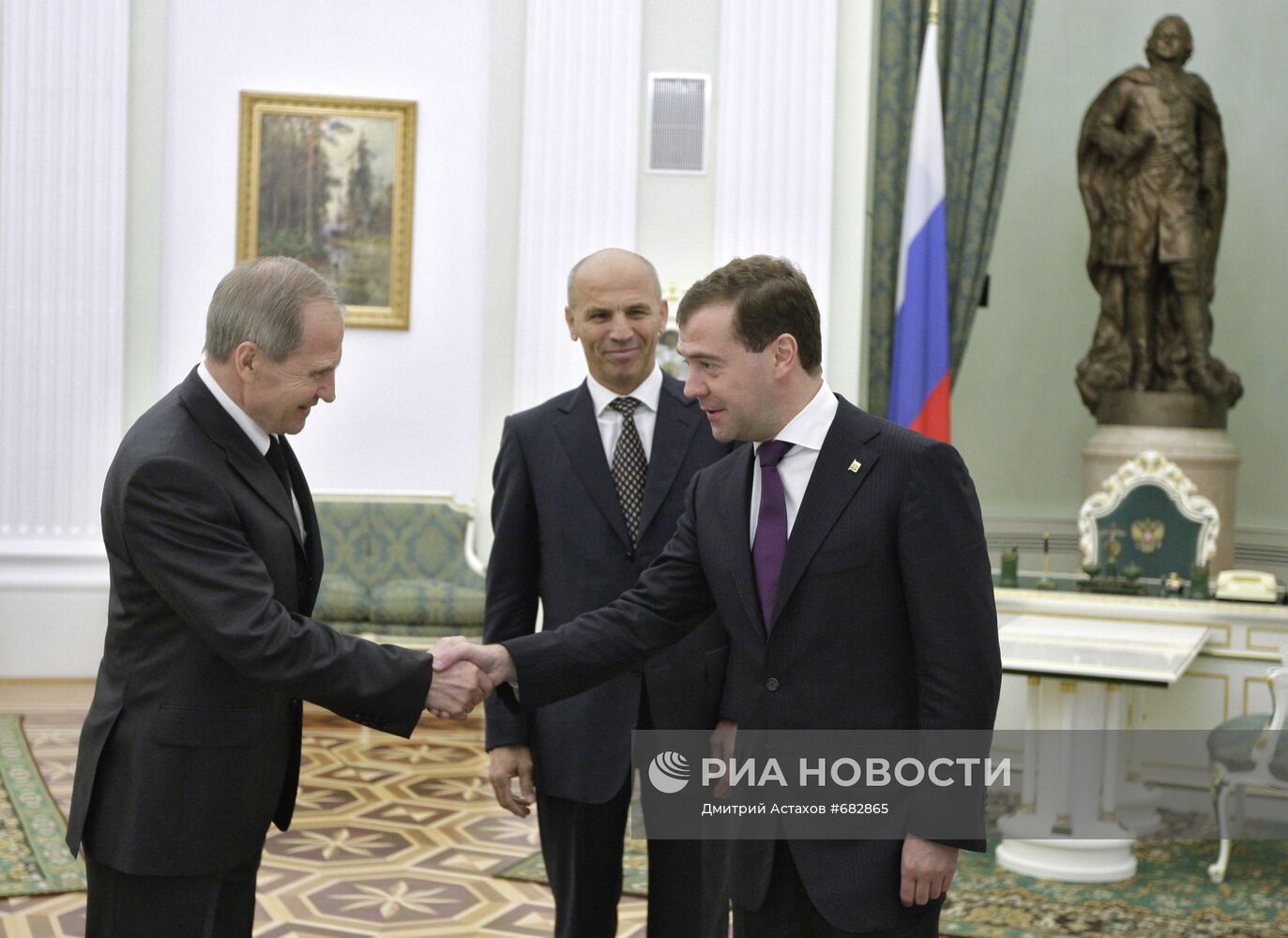 Д.Медведев провел встречу с главами КС России и Украины