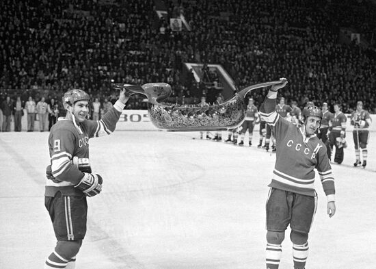 Хоккеисты Виктор Шалимов и Борис Михайлов