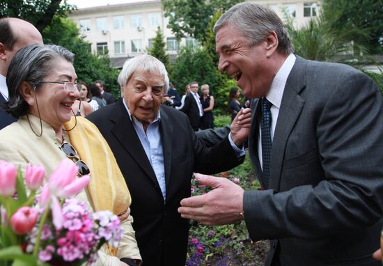 Юрий Любимов с супругой Каталиной и Павел Бородин